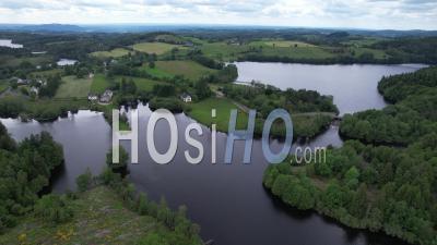 Lac Naturel De Cregut Dans Le Cantal, France, Vidéo Par Drone