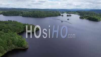 Lac Naturel De Cregut Dans Le Cantal, France, Vidéo Par Drone