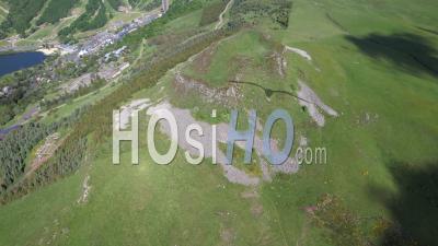 Le Puy De Chambourguet (cratère D'un Ancien Volcan) Dans Le Massif Central, France, Vidéo Par Drone
