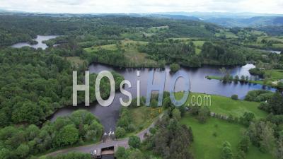 Lac Naturel De Cregut Dans Le Cantal, France, Vidéo Par Drone