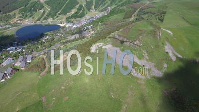 La Station De Super Besse Et Le Puy De Chambourguet (cratère D'un Ancien Volcan) Dans Le Massif Central, France, Vidéo Par Drone