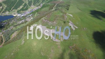 Le Puy De Chambourguet (cratère D'un Ancien Volcan) Dans Le Massif Central, France, Vidéo Par Drone
