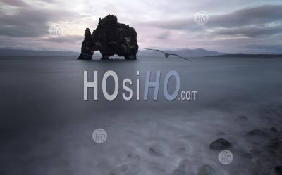 Arche De Basalte Au Bord De La Mer De L'océan Atlantique, En Islande.
