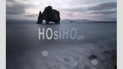 Arche De Basalte Au Bord De La Mer De L'océan Atlantique, En Islande.