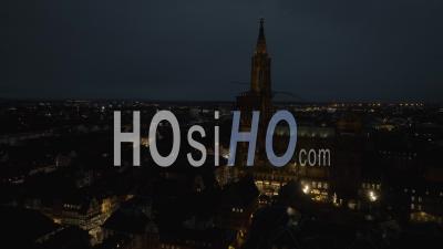 Cathédrale De Strasbourg De Nuit Pendant Le Marché De Noël - Vidéo Par Drone