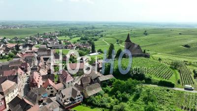 Une Vieille Église Au Milieu Des Vignes - Vidéo Par Drone