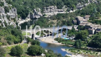 Pont Sur L'ardèche Au Village De Balazuc, Ardèche, France - Vidéo Par Drone
