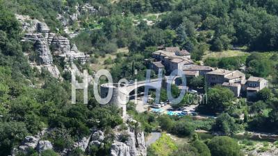 Pont Sur L'ardèche Au Village De Balazuc, Ardèche, France - Vidéo Par Drone
