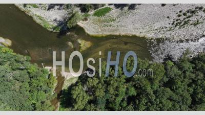 Défilé De Ruoms Et La Rivière Ardèche, Gorges De L'ardèche, France - Vidéo Par Drone