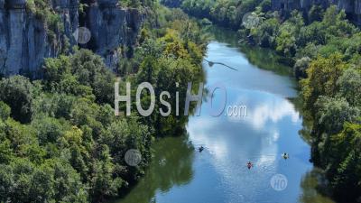 Kayaks Dans Le Défilé De Ruoms Et La Rivière Ardèche, Gorges De L'ardèche, France - Photographie Aérienne