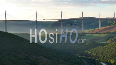 Vallée Et Viaduc De Millau Sur Le Tarn - Vidéo Par Drone