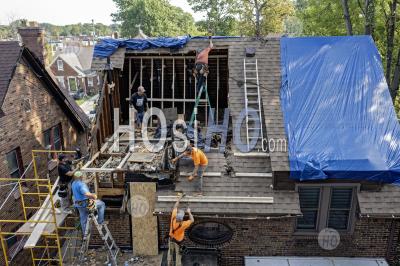 Des Ouvriers Reconstruisent Une Maison Touchée Par La Chute D'un Arbre - Photographie Aérienne