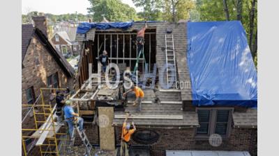 Des Ouvriers Reconstruisent Une Maison Touchée Par La Chute D'un Arbre - Photographie Aérienne