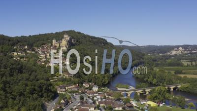 Vue Drone De Castelnaud La Chapelle, Le Château De Castelnaud, Le Village, La Rivière Dordogne, Le Pont, En Arrière-Plan Le Château De Beynac