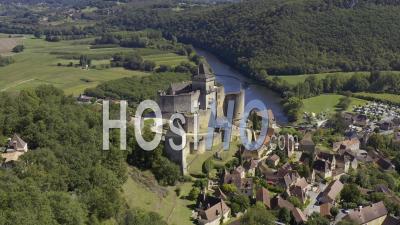 Vue Par Drone De Castelnaud La Chapelle, Le Château De Castelnaud, En Arrière-Plan La Rivière Dordogne