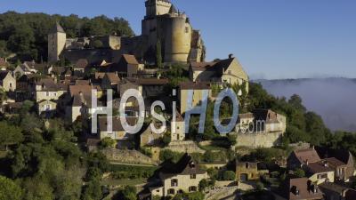 Vue Drone De Castelnaud La Chapelle, Le Chateau De Castelnaud, Le Village, En Arrière Plan Le Brouillard Et Le Chateau De Beynac