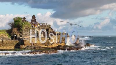 Temple Et Plage De Pura Tanah Lot Au Coucher Du Soleil, Bali - Vidéo Par Drone