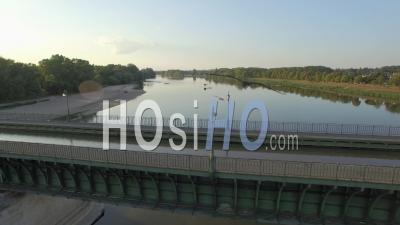 Pont Du Canal De Briare, Aqueduc Sur La Loire, Vidéo Drone