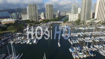 Ala Moana Park, Ala Wai Yacht Harbor, Waikiki, Honolulu - Vidéo Drone