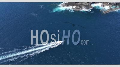Suivi D'un Bateau De Plongée Et D'un Paysage Marin Sauvage à Blongas Bay, Au Sud De Lombok, En Indonésie - Vidéo Prise Par Drone