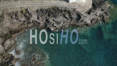 Le Phare De Vieux-Fort : Un Phare Sur Des Eaux Tranquilles - Vidéo Prise Par Drone