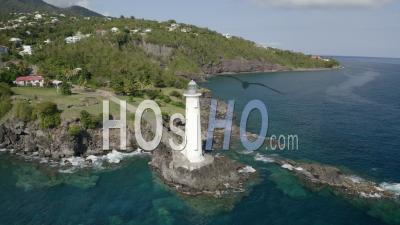 Le Phare De Vieux-Fort : Un Phare Sur Des Eaux Tranquilles - Vidéo Prise Par Drone