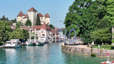La Ville D'annecy Et Le Quai Napoléon Iii Au Bord Du Lac Et Du Thiou - Vidéo Par Drone
