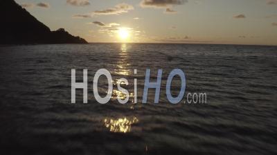 Coucher De Soleil Doré Au-Dessus De La Mer à Deshaies, Guadeloupe - Vidéo Par Drone