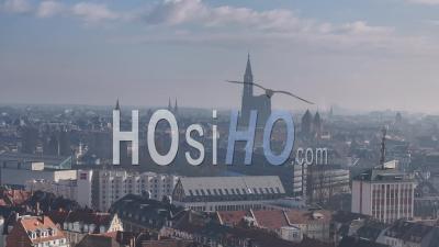 Cathédrale De Strasbourg Dans La Brume - Vidéo Par Drone
